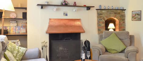 Televisión y chimenea