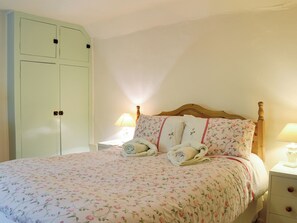 3 bedrooms, free WiFi, bed sheets - 3 bedroom accommodation in Passfield Common, near Liphook (Passfield Common, near Liphook)