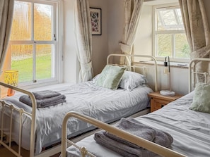 3 bedrooms, free WiFi, bed sheets - 3 bedroom accommodation in Scalegill, near Kirkby Malham (Scalegill, near Kirkby Malham)