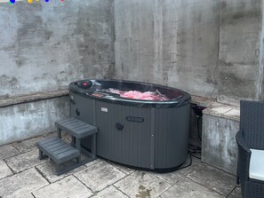 Tina de hidromasaje al aire libre