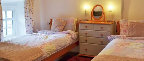 3 室のベッドルーム、WiFi (無料)、ベッドシーツ