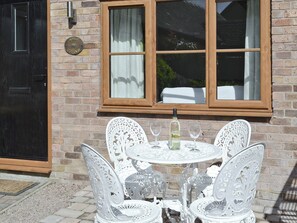 Outdoor dining - Relax in front of the woodburner in this single-storey barn conversion. (Culmington, near Ludlow)