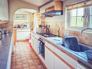 Lavavajillas, trona infantil y utensilios de cocina