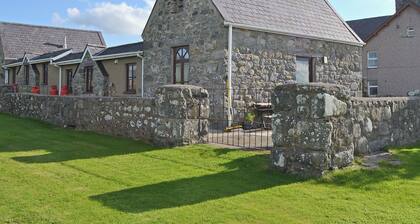 2 bedroom accommodation in Llanystumdwy, near Criccieth