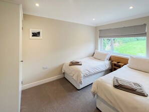 2 bedrooms, travel cot, free WiFi, bed sheets