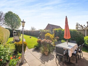 Outdoor dining - 3 bedroom accommodation in Ringstead, near Hunstanton (Ringstead, near Hunstanton)