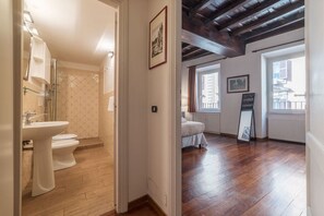 Doccia, bidet, asciugamani, shampoo