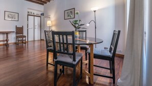 Dining - Spanish Steps 6 Pax Apartment (Roma)