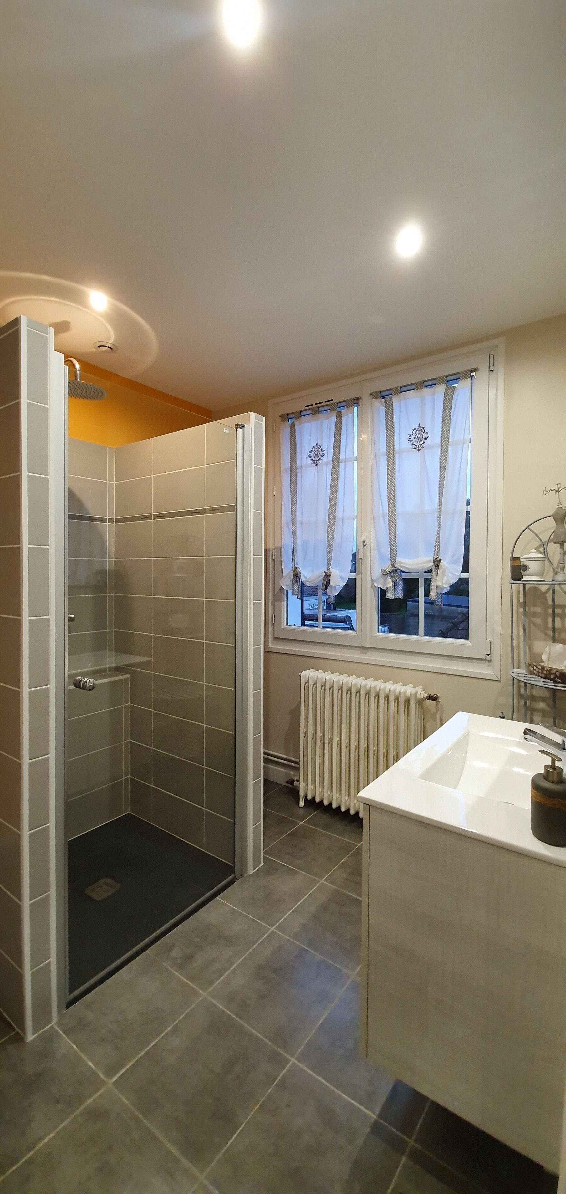 Habitación romántica con 1 cama matrimonial o 2 individuales, 1 cama Queen size, para no fumadores | Baño | Amenidades de baño gratuitas, secadora de cabello, toallas 