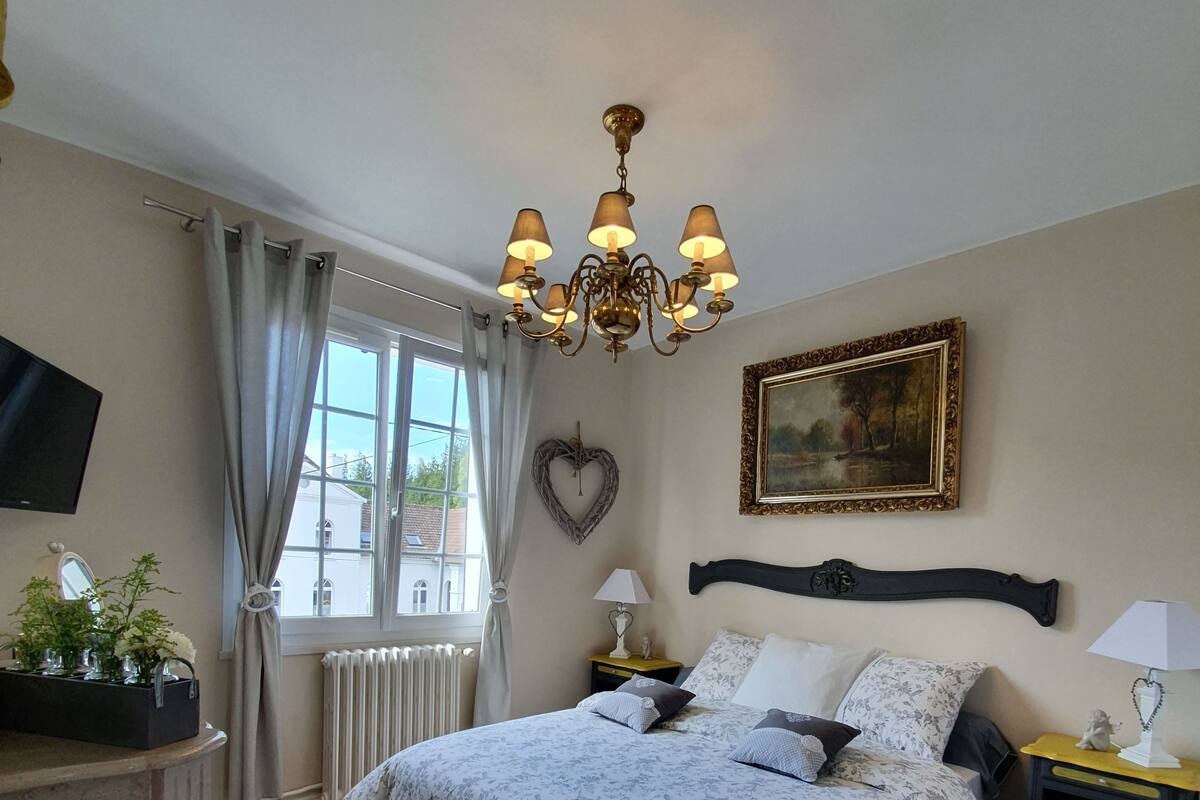 ห้องโรแมนติกดับเบิลหรือทวิน, เตียงควีนไซส์ 1 เตียง, ปลอดบุหรี่, วิวสวน | เครื่องนอนระดับพรีเม  ียม, เตียงเมมโมรีโฟม, โต๊ะทำงาน