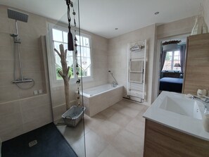 Comfort Quadruple Room, Non Smoking, Garden View | Premium bedding, memory foam beds, individually decorated - B&B Nuits Campagnardes (Campagne-lès-Hesdin)