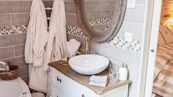 Habitación cuádruple Confort, no fumadores (Charme) | Baño | Artículos de higiene personal gratuitos, secador de pelo y toallas