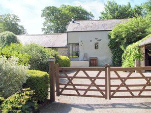 Property grounds - 4 bedroom accommodation in Valast Hill, near Stackpole (Valast Hill, near Stackpole)