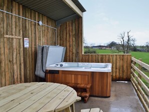 Outdoor spa tub - 1 bedroom accommodation in Sawley, near Clitheroe (Sawley, near Clitheroe)