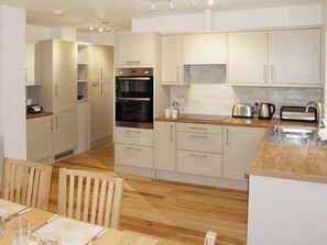 Lavastoviglie, seggiolone, pentole/stoviglie/utensili