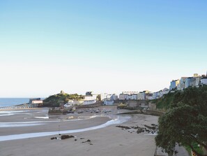 A coastal town with a sandy beach, a pier, and buildings along the shore. - 1 bedroom accommodation in Wauntwr, Trelech (Wauntwr, Trelech)