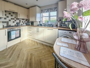 Oppvaskmaskin og høy barnestol