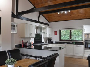 Geschirrspüler, Hochstuhl, Kochgeschirr/Geschirr/Besteck