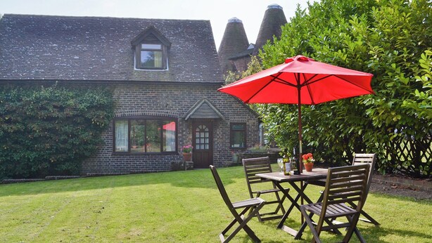 Une maison en briques avec un toit en pente et une petite fenêtre.