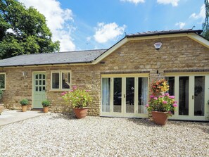 Exterior - 2 bedroom accommodation in Fulbeck, near Grantham (Fulbeck, near Grantham)