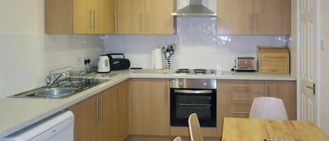 Fridge, microwave, dishwasher, cookware/dishes/utensils