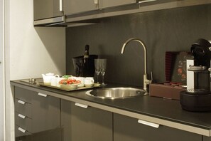 Réfrigérateur, four, plaque de cuisson, lave-vaisselle