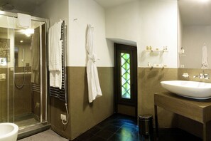 Dusche, Haartrockner, Bidet, Handtücher