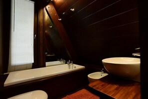 Badewanne, Haartrockner, Bidet, Handtücher