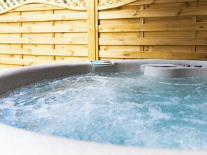 Outdoor spa tub - 1 Luckington Stables-W8321 (Newbury, near Frome)