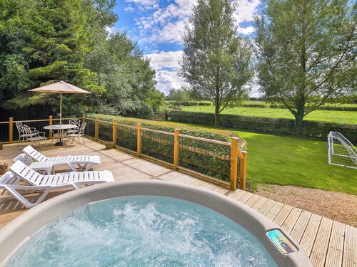 1 Luckington Stables-W8321