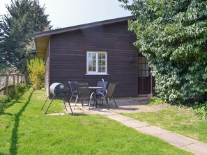 Outdoor dining - 2 bedroom accommodation in Scarning, near Dereham (Scarning, near Dereham)