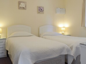 2 bedrooms, free WiFi, bed sheets - 2 bedroom accommodation in Scarning, near Dereham (Scarning, near Dereham)