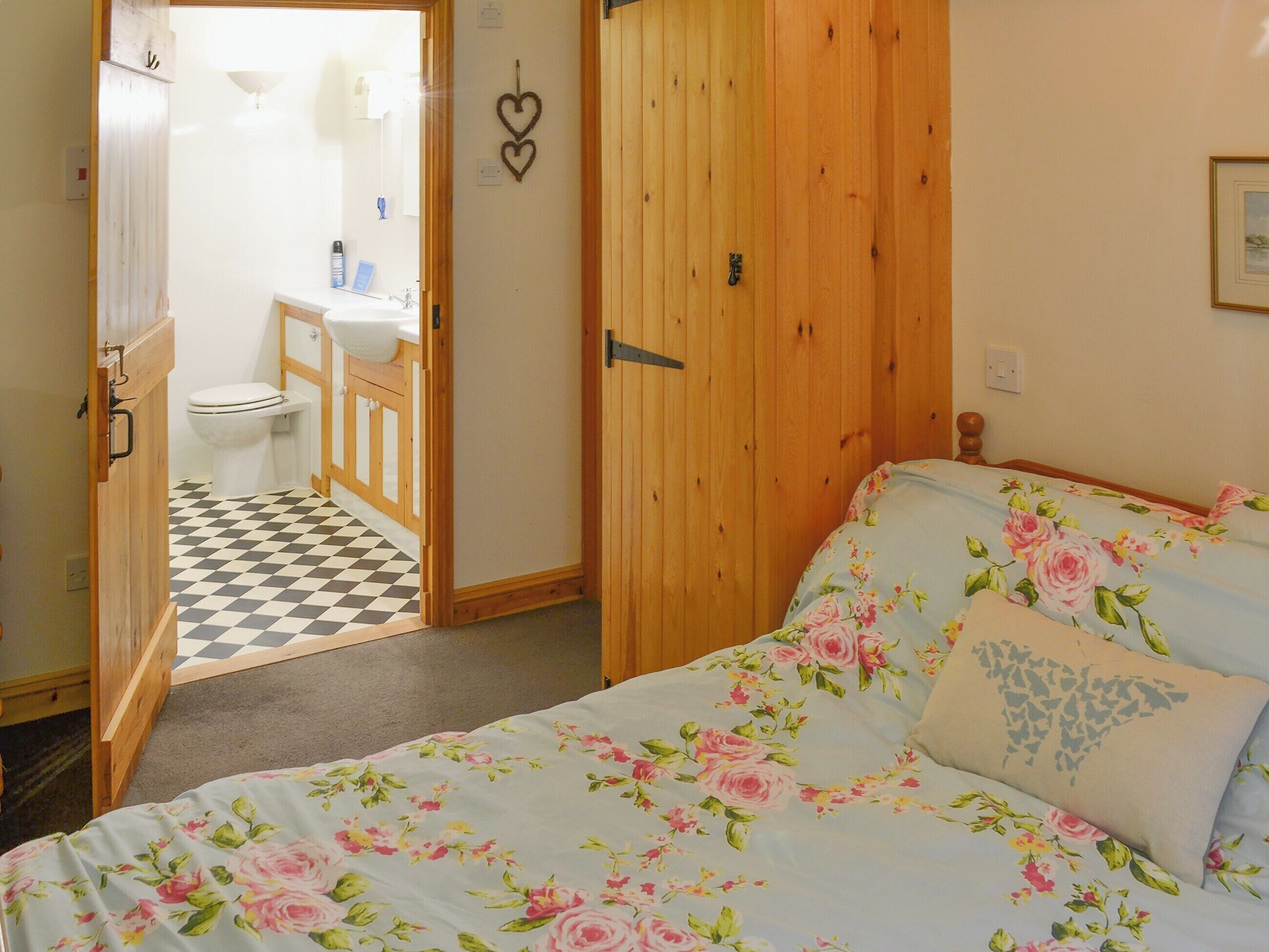 1 bedroom, bed sheets
