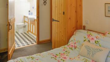 1 bedroom, bed sheets