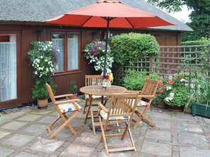 Outdoor dining - 1 bedroom accommodation in Surlingham (Surlingham)