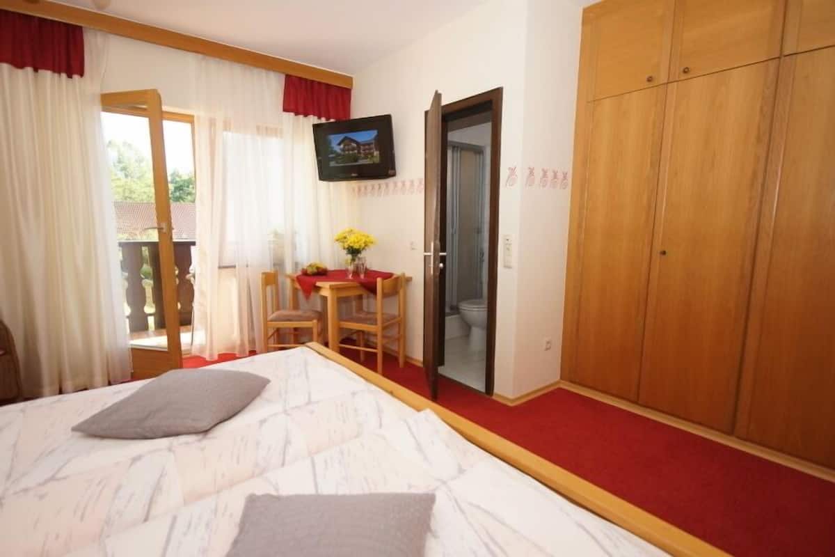 Klassieke tweepersoonskamer, balkon | Een kluis op de kamer, een strijkplank/strijkijzer, babybedden