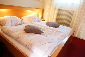 Een kluis op de kamer, een strijkplank/strijkijzer, babybedden