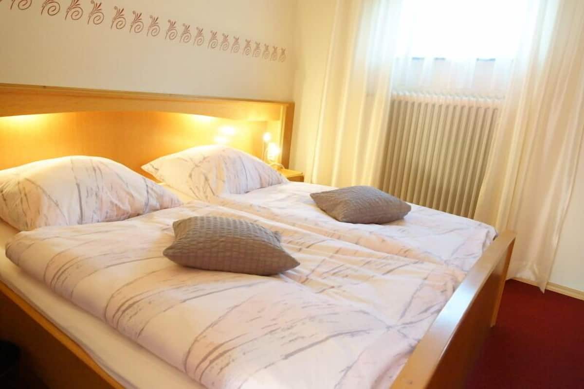 Klassieke tweepersoonskamer, balkon (Landhaus) | Een kluis op de kamer, een strijkplank/strijkijzer, babybedden