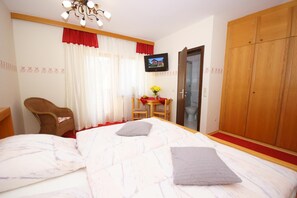 In-room safe, iron/ironing board, cots/infant beds, rollaway beds - Landhotel Neuhof (Zenting)