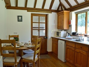 Dining - 2 bedroom accommodation in Ewhurst Green, near Bodiam (Ewhurst Green, near Bodiam)