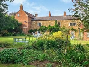 Exterior - 4 bedroom accommodation in Harlaxton, near Grantham (Harlaxton, near Grantham)