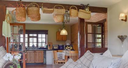 2 bedroom accommodation in Moreton Paddox