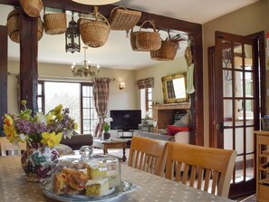 Dining - 2 bedroom accommodation in Moreton Paddox (Moreton Paddox)