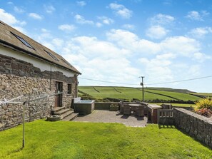 Outdoor dining - 3 bedroom accommodation in Hartland Point (Hartland Point)