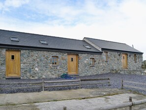 Exterior - 2 bedroom accommodation in Tynlon, near Rhosneigr (Tynlon, near Rhosneigr)
