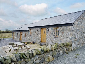 Outdoor dining - 2 bedroom accommodation in Tynlon, near Rhosneigr (Tynlon, near Rhosneigr)