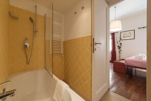 Combinazione doccia/vasca, asciugacapelli, bidet, asciugamani