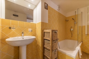 Combined shower/tub, hair dryer, bidet, towels