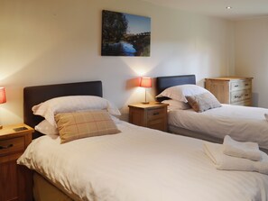 4 bedrooms, free WiFi, bed sheets - 4 bedroom accommodation in Crimscote, near Newbold (Crimscote, near Newbold)