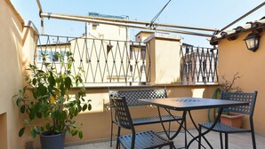 Unclassified image, 4 of 14, button - Relax on a Roof Terrace of a Cosy Flat near the Pantheon (Roma)